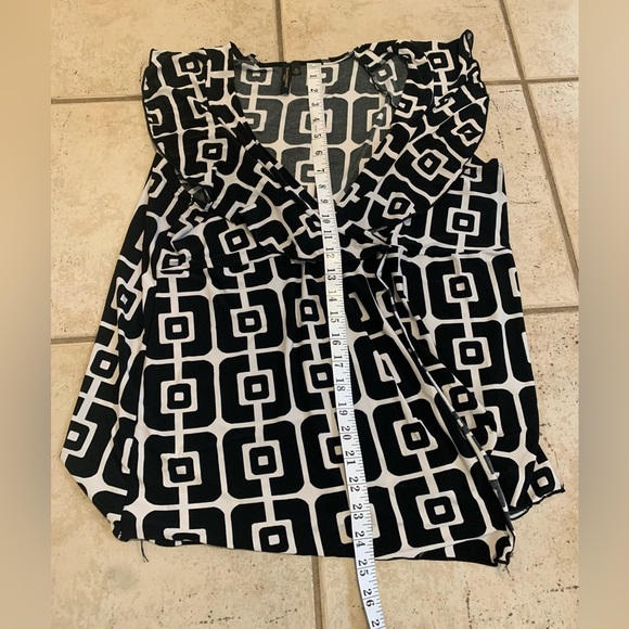Chic Susan Lawrence Woman Black & White Geometric Blouse - Size 1X - Picture 6 of 7